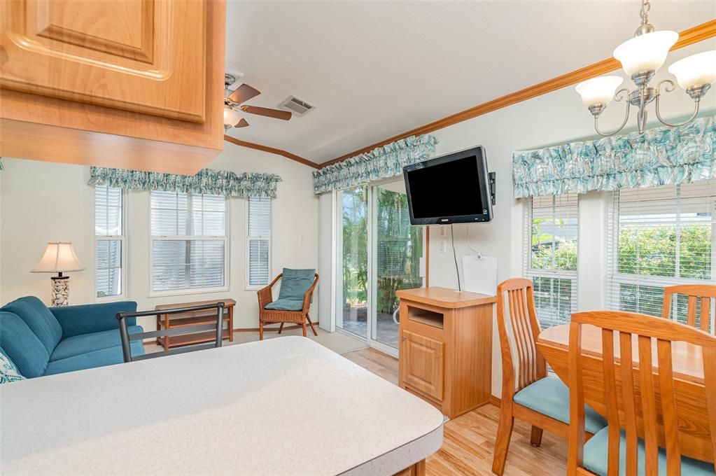 待售: $174,950 (1 贝兹, 1 浴室, 420 平方英尺)