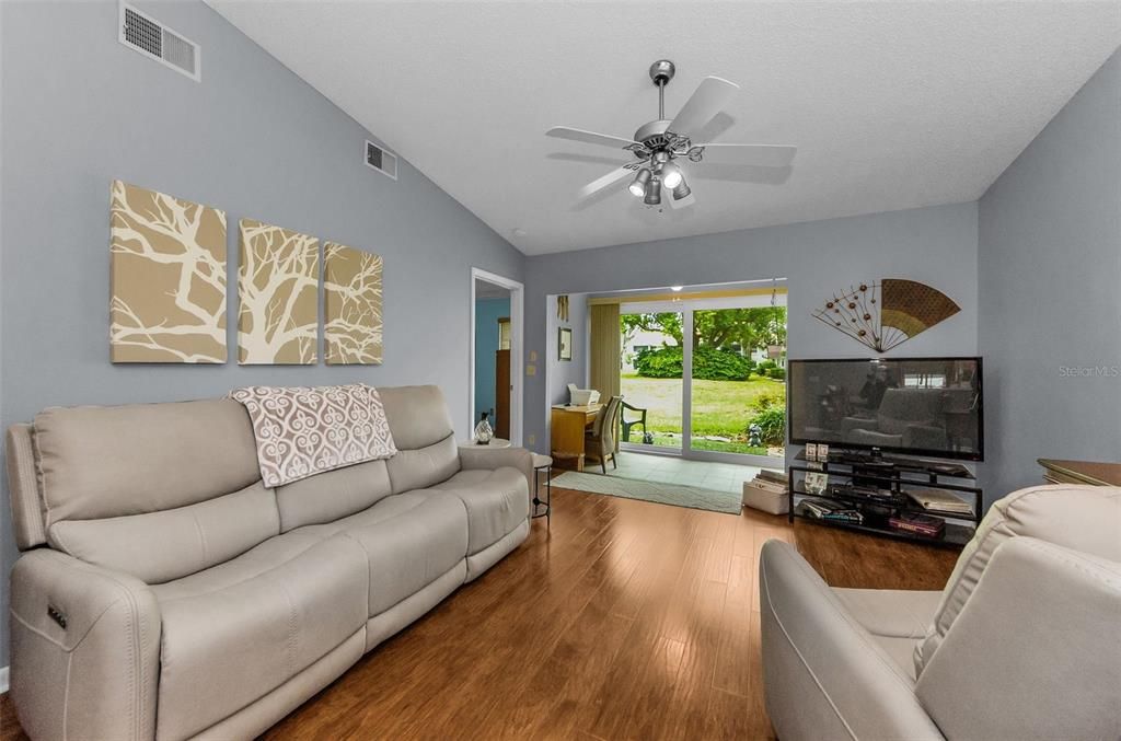 Active With Contract: $235,000 (2 beds, 2 baths, 905 Square Feet)