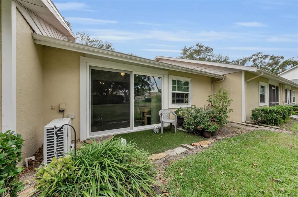 Active With Contract: $235,000 (2 beds, 2 baths, 905 Square Feet)