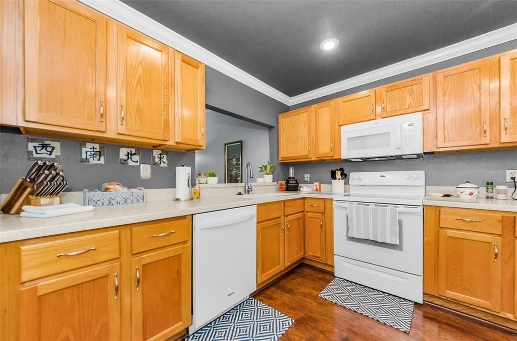 Active With Contract: $235,000 (2 beds, 2 baths, 905 Square Feet)