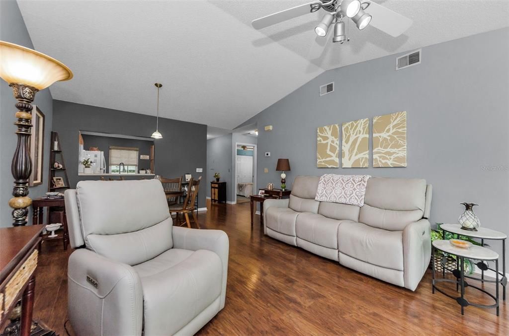 Active With Contract: $235,000 (2 beds, 2 baths, 905 Square Feet)