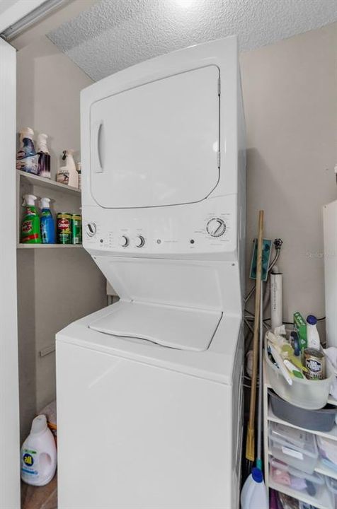 Active With Contract: $235,000 (2 beds, 2 baths, 905 Square Feet)