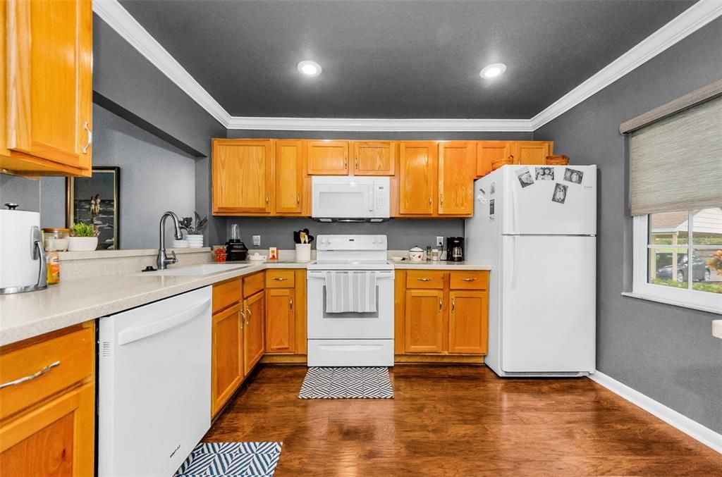 Active With Contract: $235,000 (2 beds, 2 baths, 905 Square Feet)