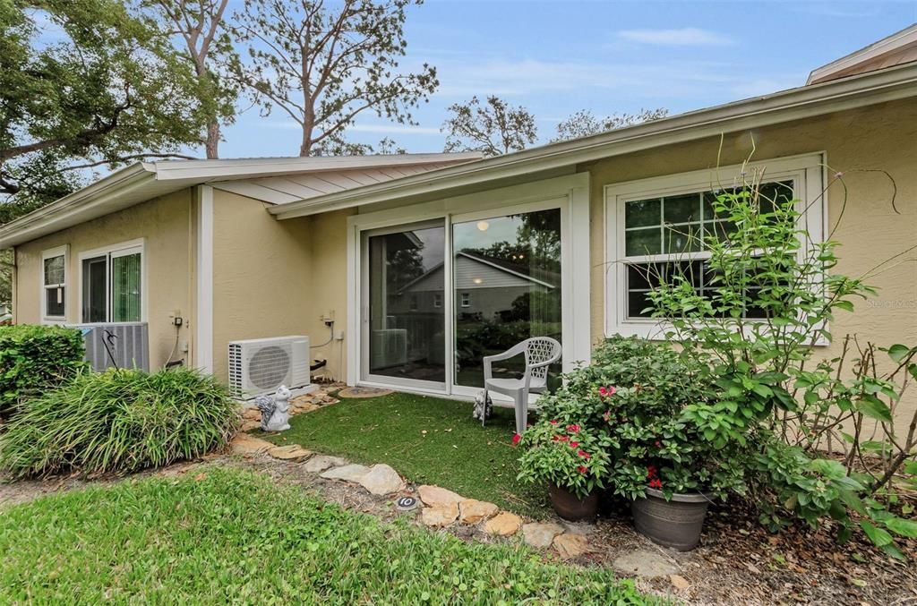 Active With Contract: $235,000 (2 beds, 2 baths, 905 Square Feet)