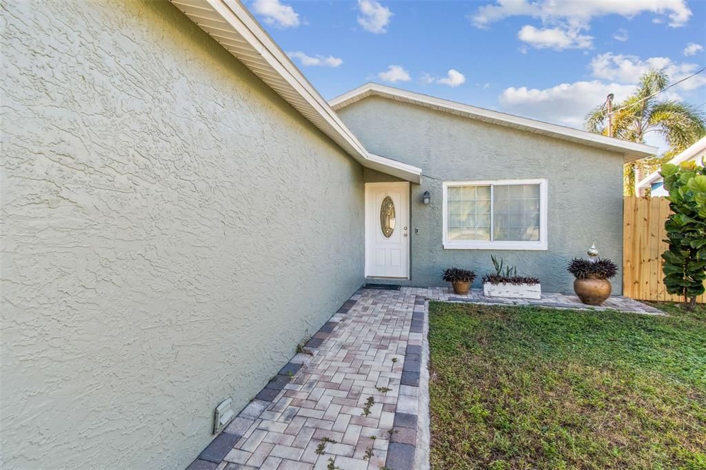 Active With Contract: $385,000 (3 beds, 2 baths, 1140 Square Feet)