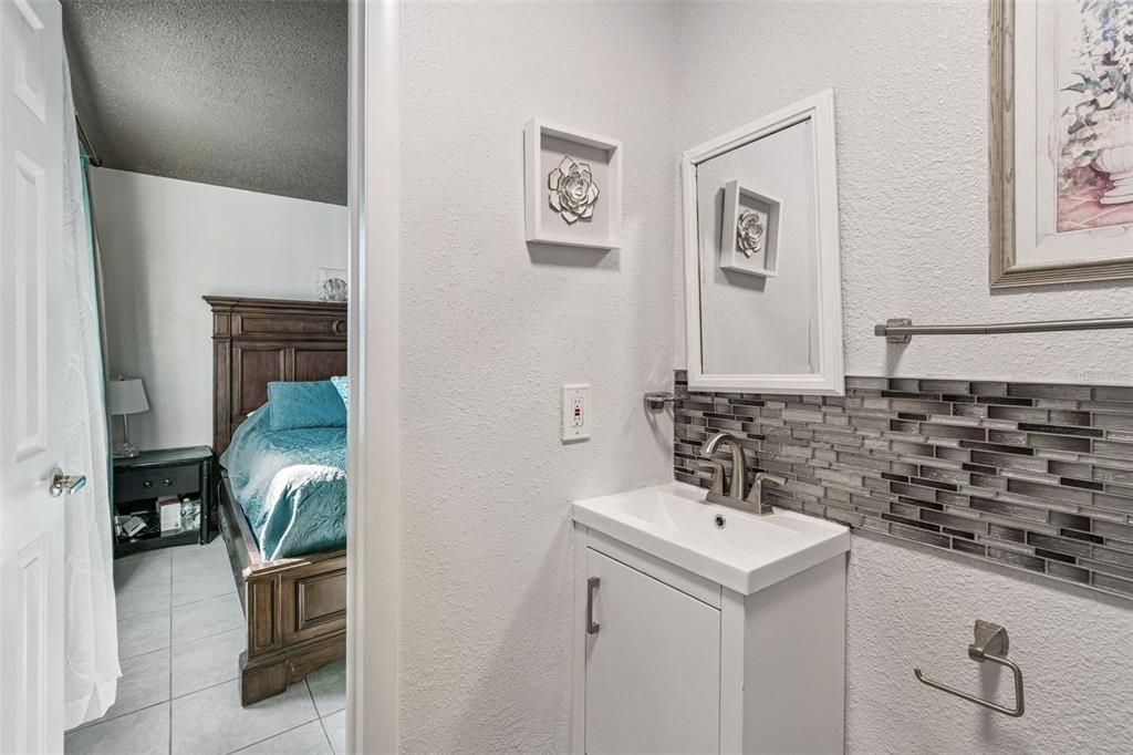 Active With Contract: $385,000 (3 beds, 2 baths, 1140 Square Feet)