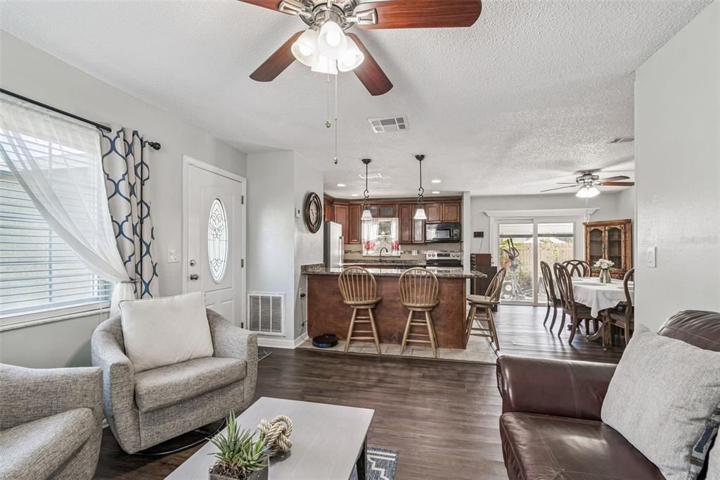 Active With Contract: $385,000 (3 beds, 2 baths, 1140 Square Feet)