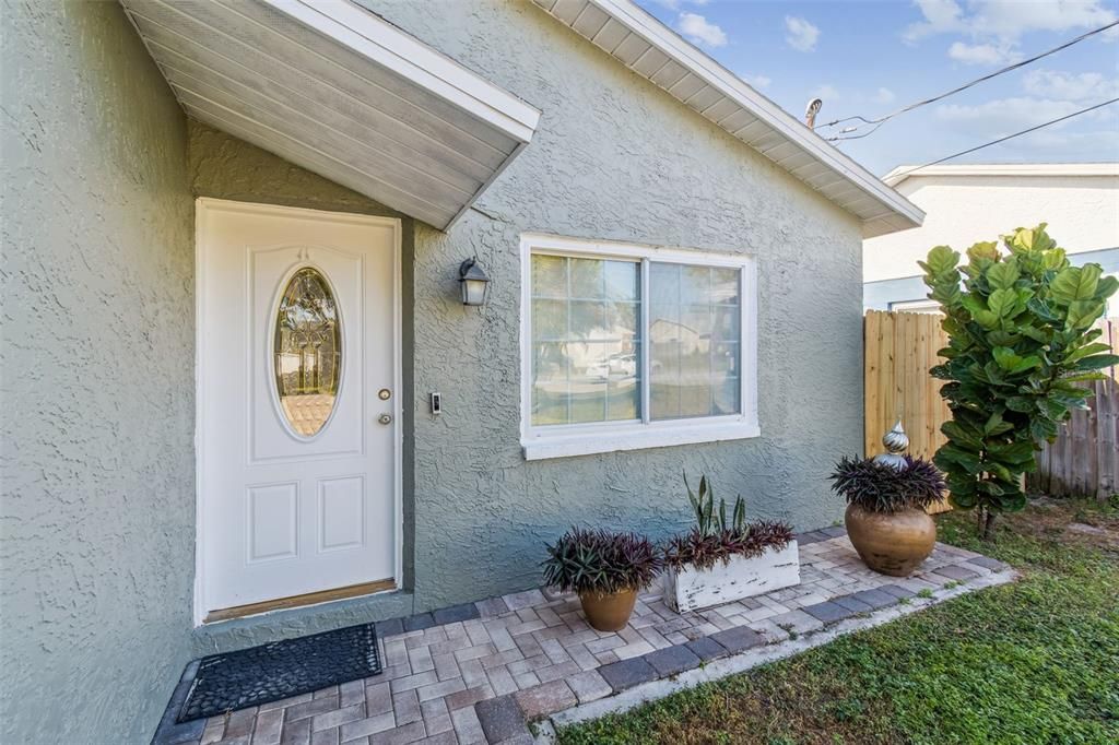 Active With Contract: $385,000 (3 beds, 2 baths, 1140 Square Feet)