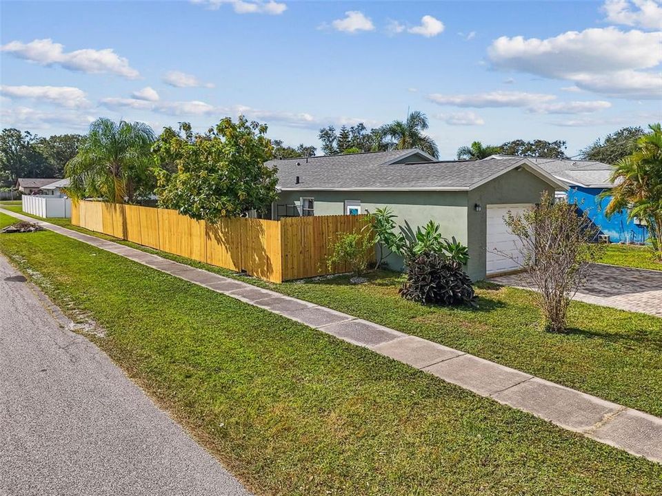 Active With Contract: $385,000 (3 beds, 2 baths, 1140 Square Feet)