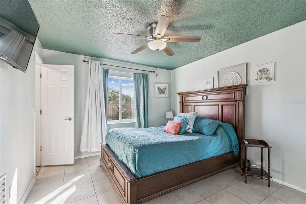 Active With Contract: $385,000 (3 beds, 2 baths, 1140 Square Feet)