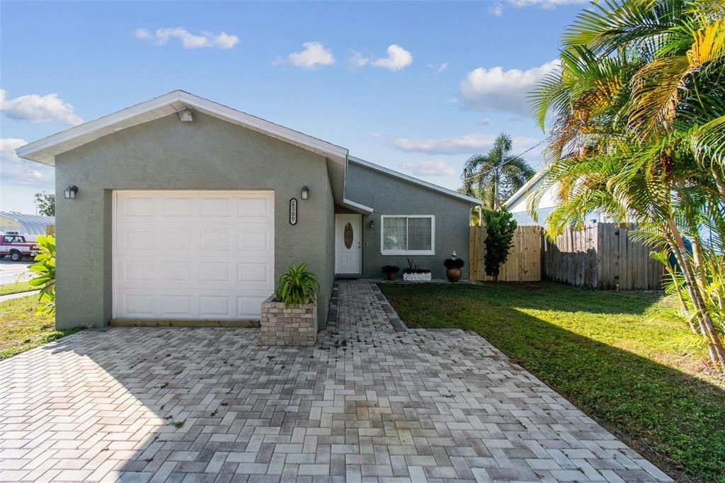 Active With Contract: $385,000 (3 beds, 2 baths, 1140 Square Feet)