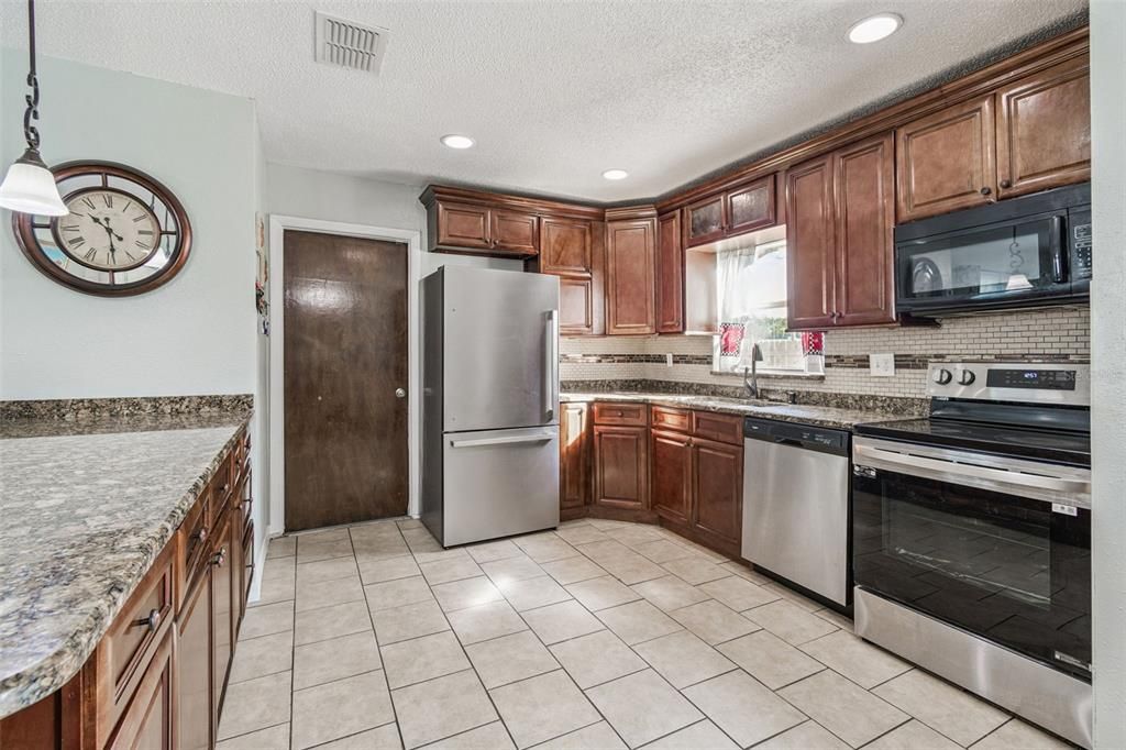 Active With Contract: $385,000 (3 beds, 2 baths, 1140 Square Feet)