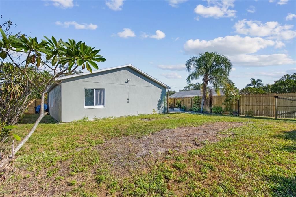 Active With Contract: $385,000 (3 beds, 2 baths, 1140 Square Feet)