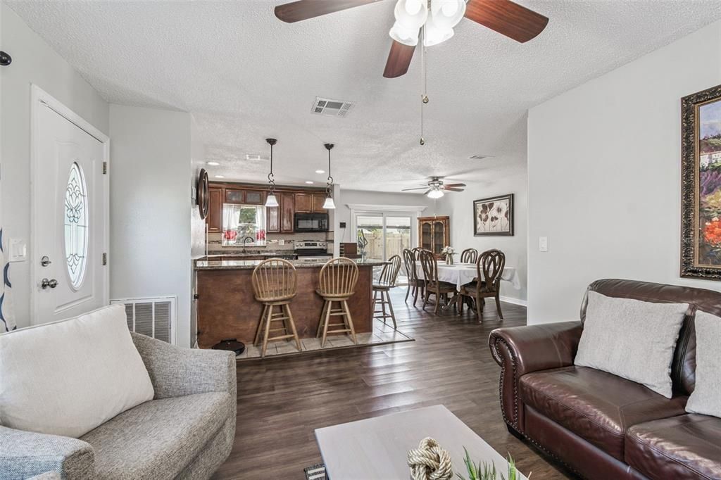 Active With Contract: $385,000 (3 beds, 2 baths, 1140 Square Feet)