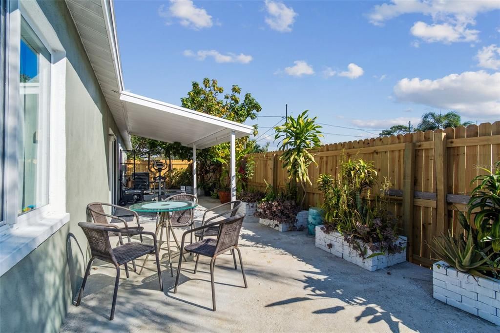 Active With Contract: $385,000 (3 beds, 2 baths, 1140 Square Feet)