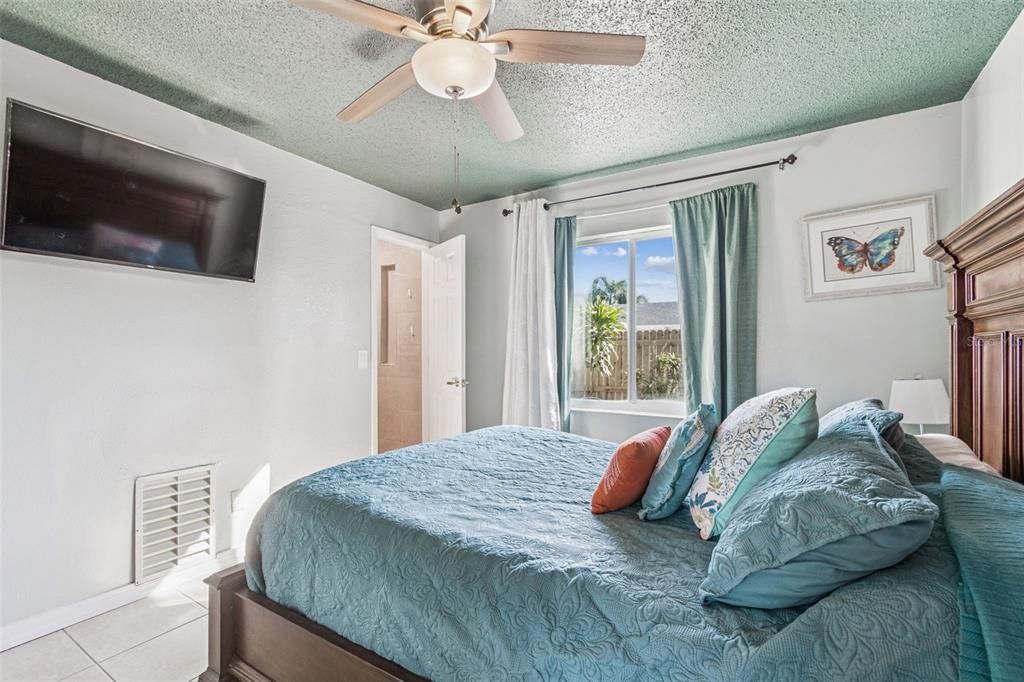 Active With Contract: $385,000 (3 beds, 2 baths, 1140 Square Feet)