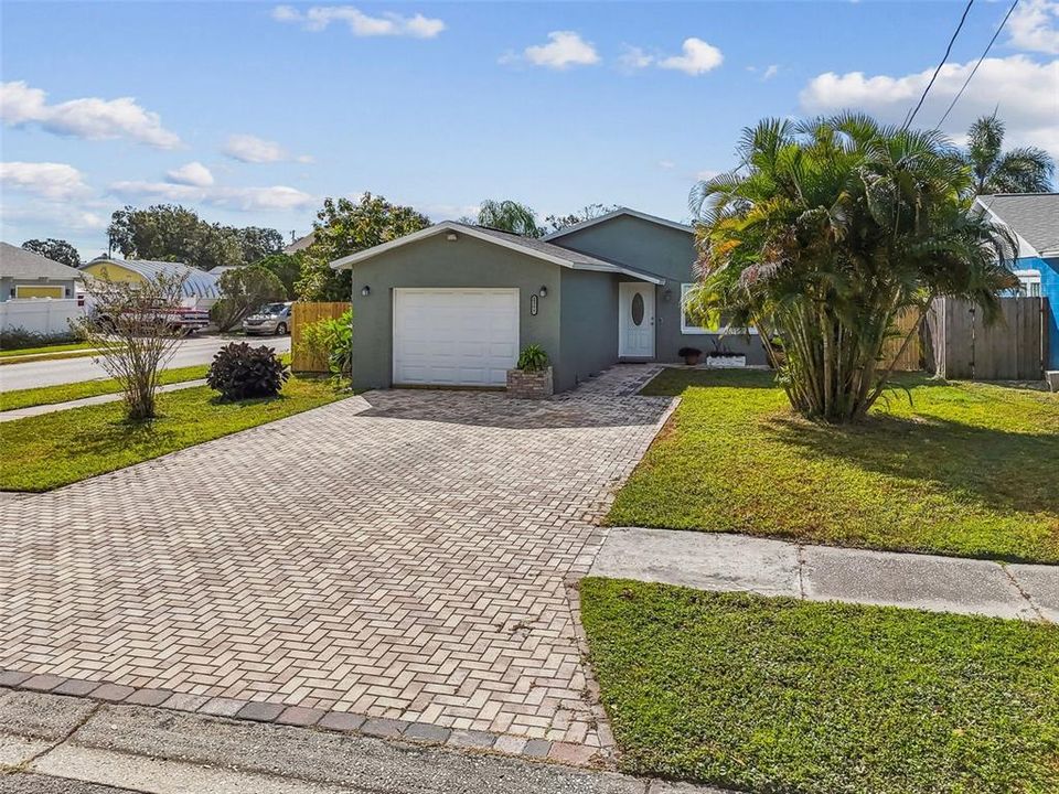 Active With Contract: $385,000 (3 beds, 2 baths, 1140 Square Feet)