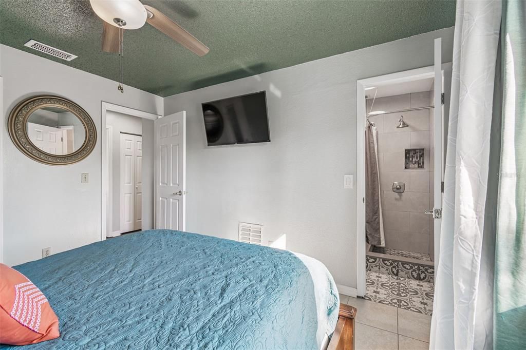 Active With Contract: $385,000 (3 beds, 2 baths, 1140 Square Feet)