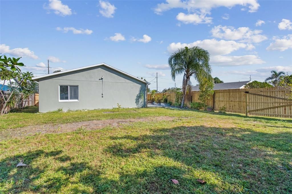 Active With Contract: $385,000 (3 beds, 2 baths, 1140 Square Feet)