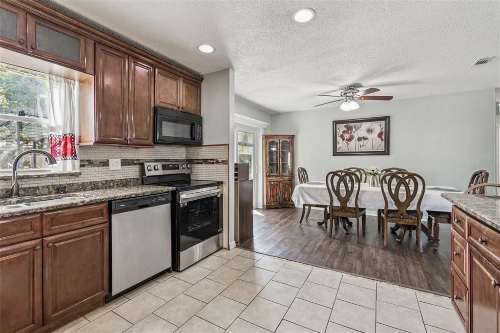 Active With Contract: $385,000 (3 beds, 2 baths, 1140 Square Feet)