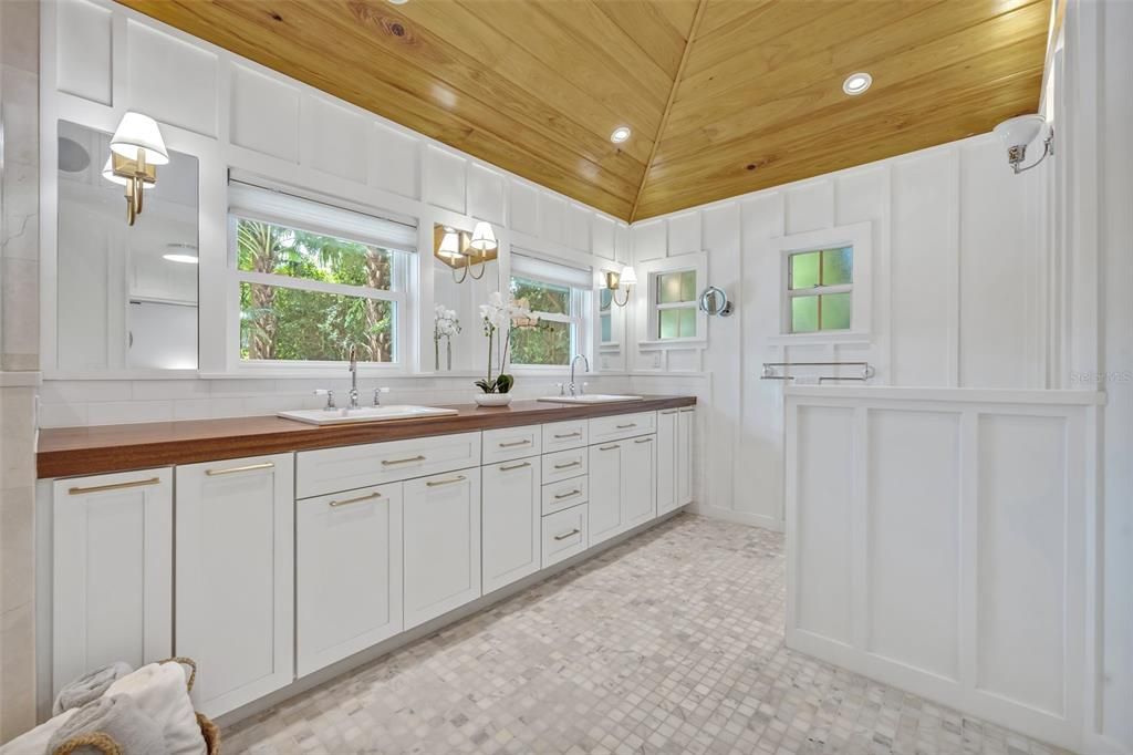 合同活跃: $1,625,000 (4 贝兹, 3 浴室, 2785 平方英尺)