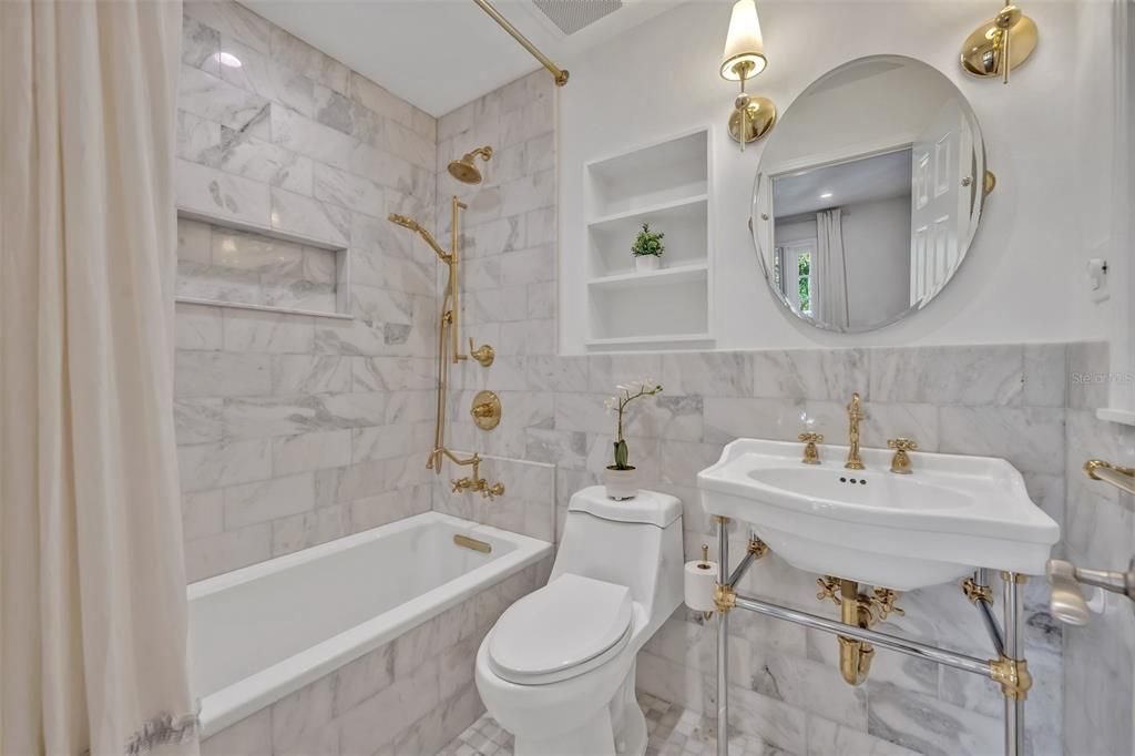 合同活跃: $1,625,000 (4 贝兹, 3 浴室, 2785 平方英尺)