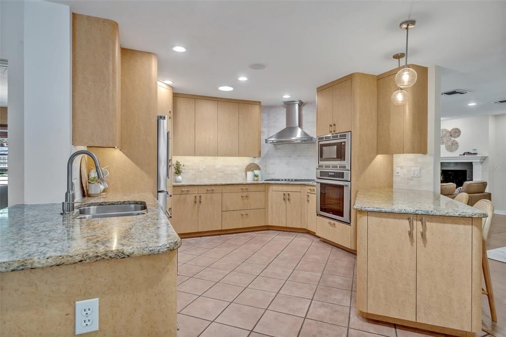 合同活跃: $1,625,000 (4 贝兹, 3 浴室, 2785 平方英尺)