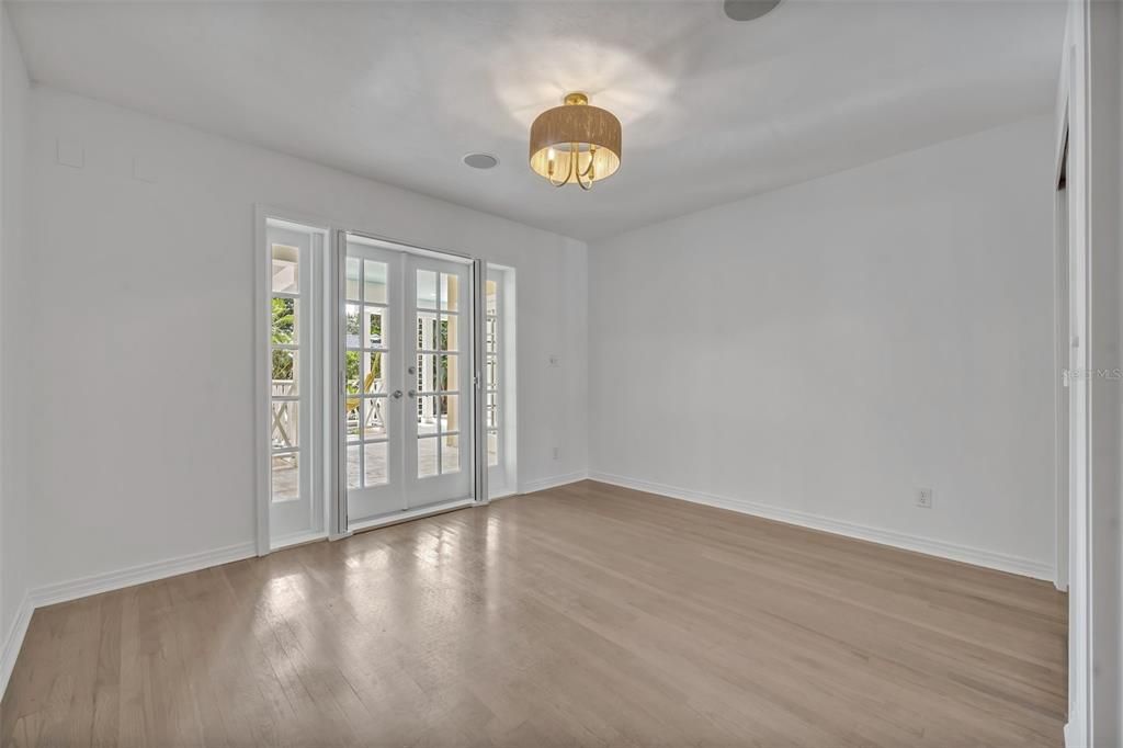 合同活跃: $1,625,000 (4 贝兹, 3 浴室, 2785 平方英尺)