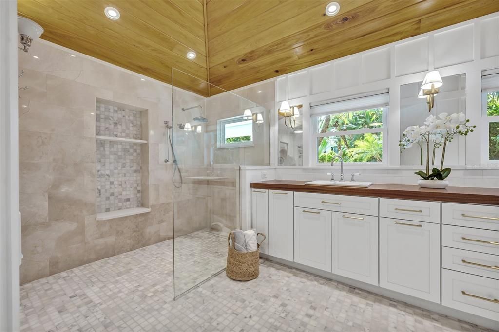 合同活跃: $1,625,000 (4 贝兹, 3 浴室, 2785 平方英尺)