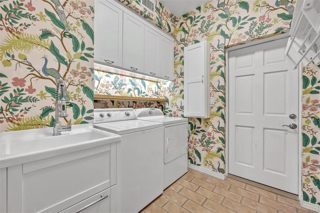 合同活跃: $1,625,000 (4 贝兹, 3 浴室, 2785 平方英尺)