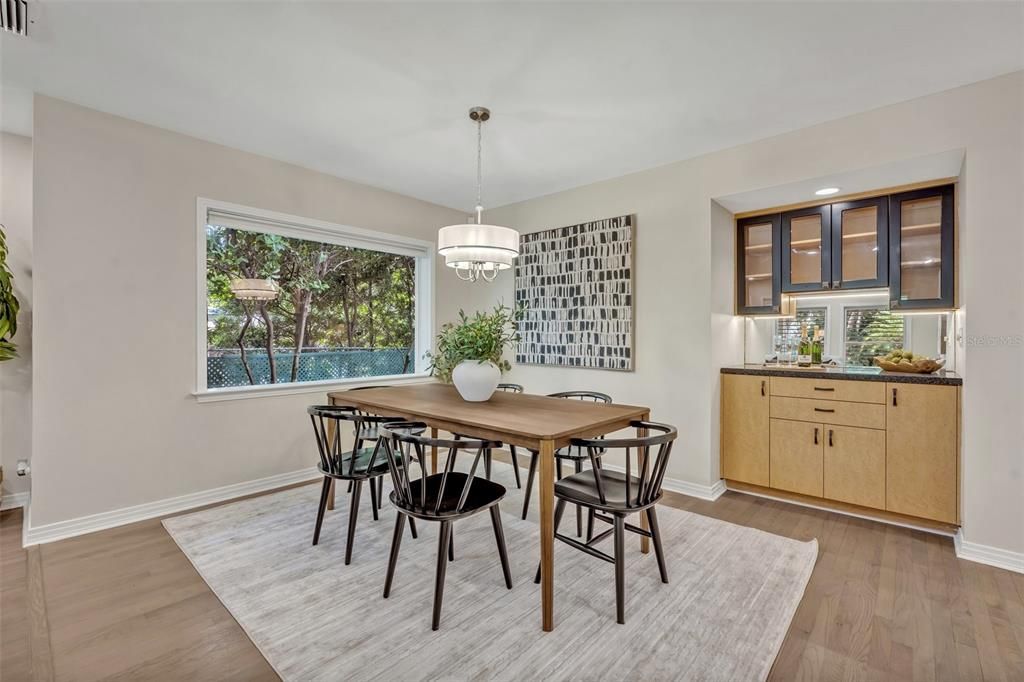 合同活跃: $1,625,000 (4 贝兹, 3 浴室, 2785 平方英尺)