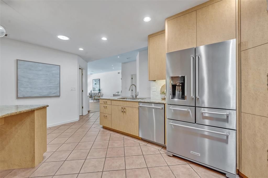 合同活跃: $1,625,000 (4 贝兹, 3 浴室, 2785 平方英尺)