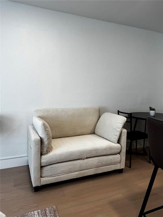 For Rent: $1,250 (1 beds, 1 baths, 300 Square Feet)