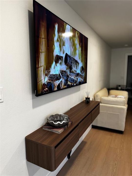 For Rent: $1,250 (1 beds, 1 baths, 300 Square Feet)