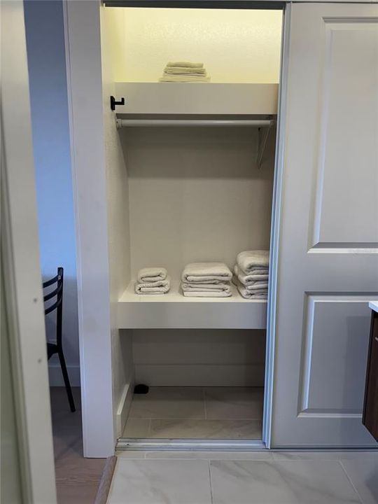 For Rent: $1,250 (1 beds, 1 baths, 300 Square Feet)