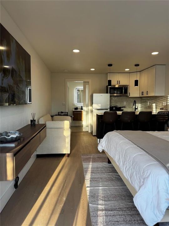 For Rent: $1,250 (1 beds, 1 baths, 300 Square Feet)