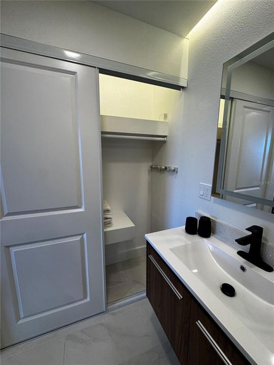 For Rent: $1,250 (1 beds, 1 baths, 300 Square Feet)