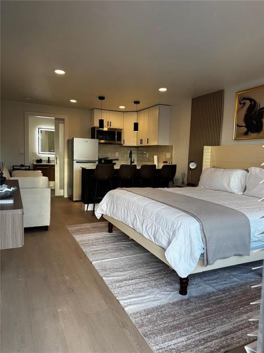 For Rent: $1,250 (1 beds, 1 baths, 300 Square Feet)