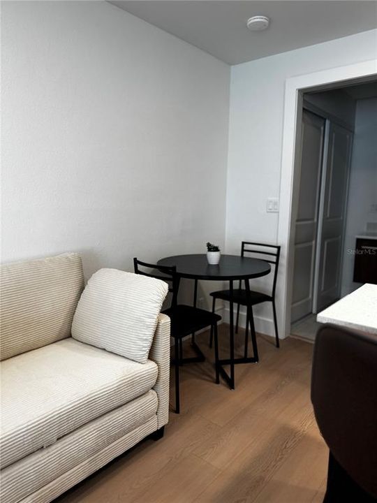 For Rent: $1,250 (1 beds, 1 baths, 300 Square Feet)