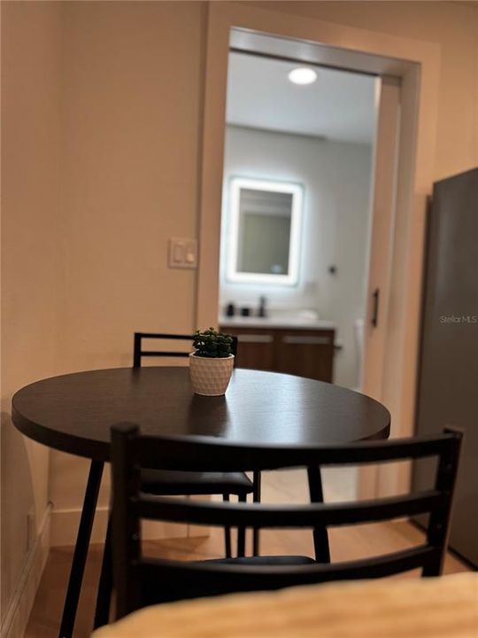 For Rent: $1,250 (1 beds, 1 baths, 300 Square Feet)