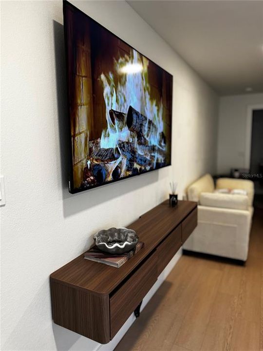 For Rent: $1,250 (1 beds, 1 baths, 300 Square Feet)