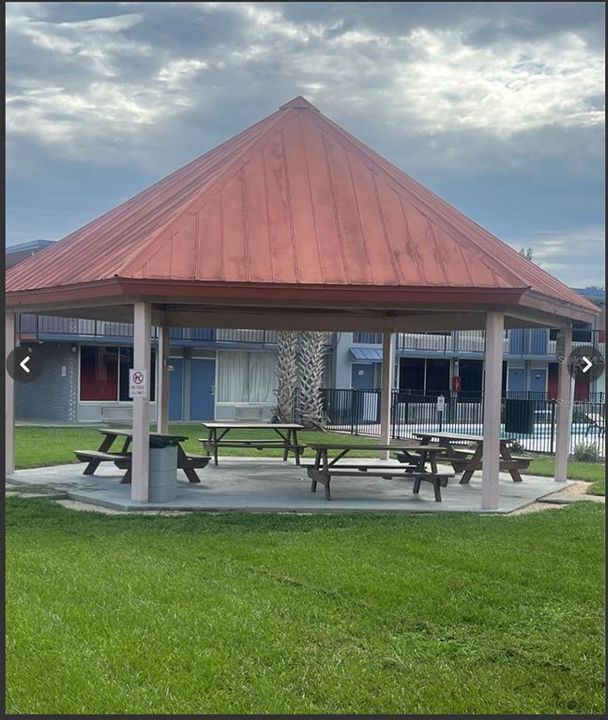 For Rent: $1,250 (1 beds, 1 baths, 300 Square Feet)