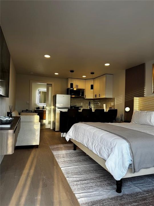 For Rent: $1,250 (1 beds, 1 baths, 300 Square Feet)