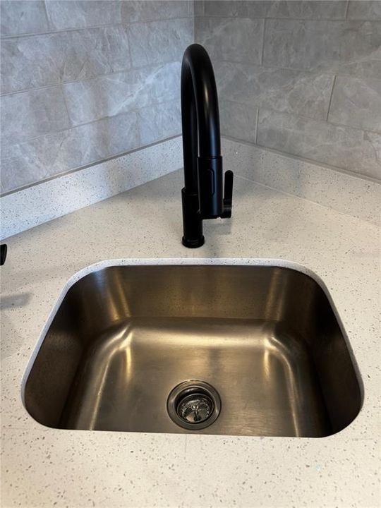 For Rent: $1,250 (1 beds, 1 baths, 300 Square Feet)