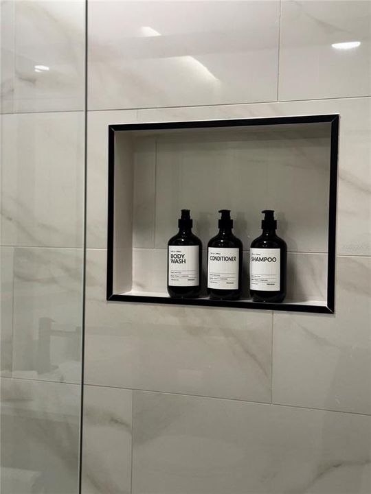 For Rent: $1,250 (1 beds, 1 baths, 300 Square Feet)