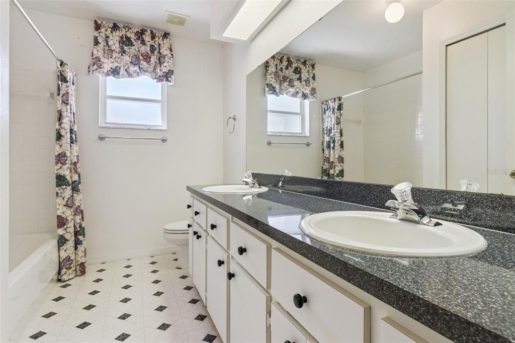 En Venta: $319,900 (3 camas, 2 baños, 2027 Pies cuadrados)