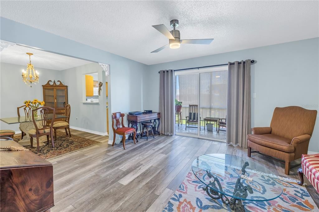 For Sale: $189,900 (2 beds, 2 baths, 1075 Square Feet)