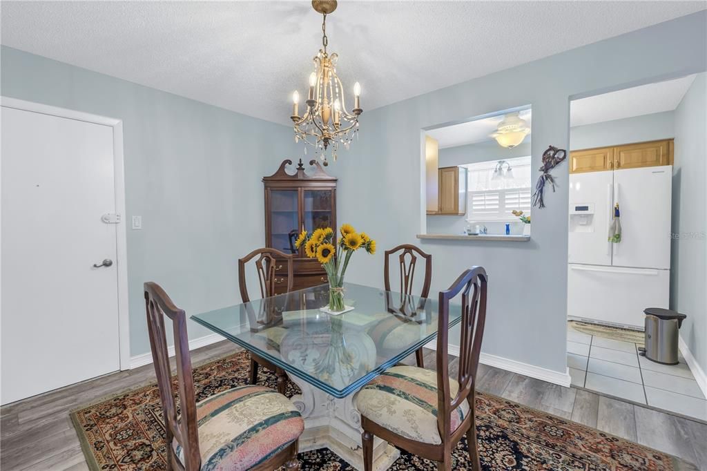 For Sale: $189,900 (2 beds, 2 baths, 1075 Square Feet)