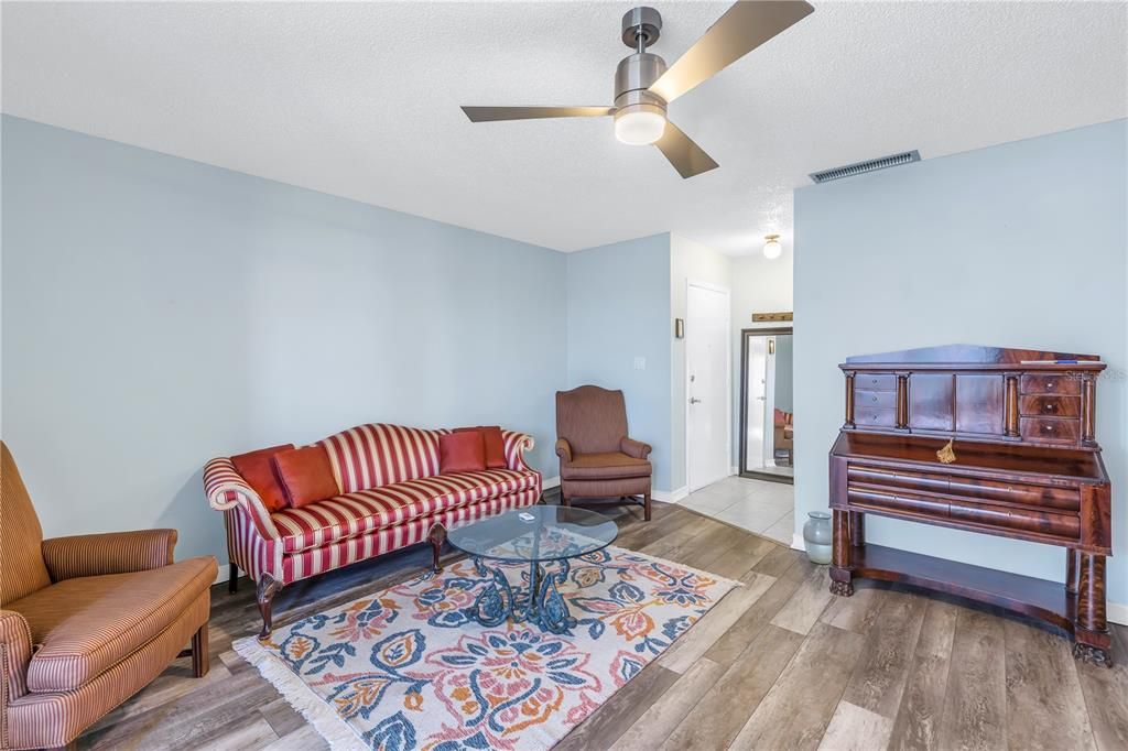 For Sale: $189,900 (2 beds, 2 baths, 1075 Square Feet)