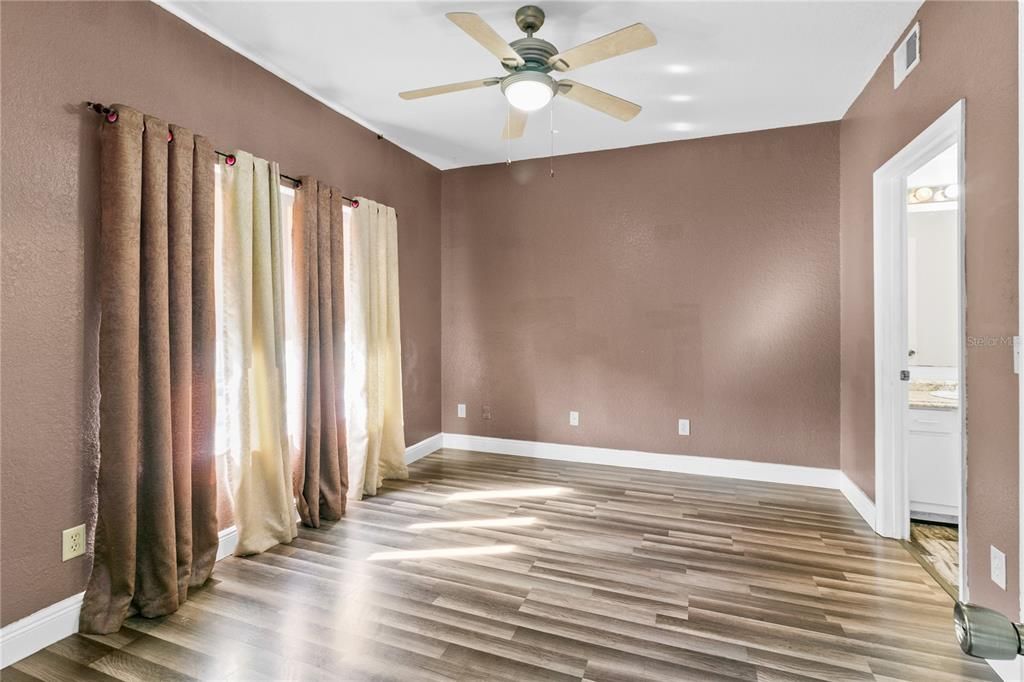 For Sale: $199,900 (3 beds, 2 baths, 1291 Square Feet)